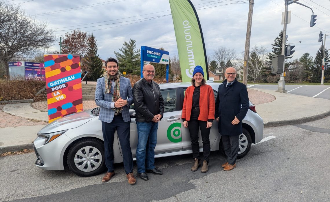 De gauche à droite : Steve Brabant, directeur général du Cégep de l'Outaouais, Jocelyn Blondin, président de la Société de transport de l’Outaouais, Catherine Craig-St-Louis, présidente de la Commission sur les transports, les déplacements durables et la sécurité et Marco Viviani, vice-président développement stratégique de Communauto